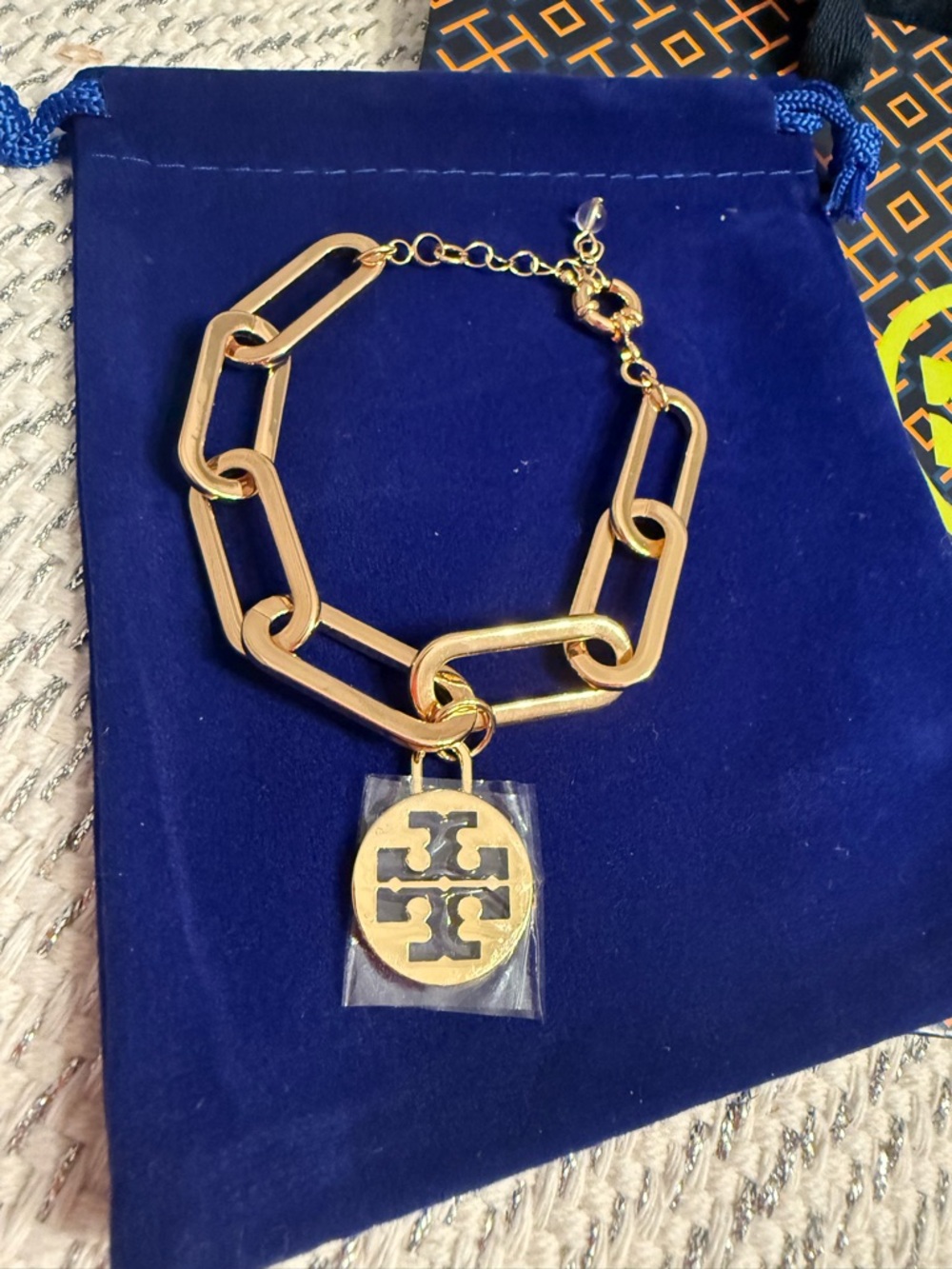 🚨LAST ONE! New! 14K gold chunky pleated paperclip bracelet with Tory Burch charm - Picture 3 of 11